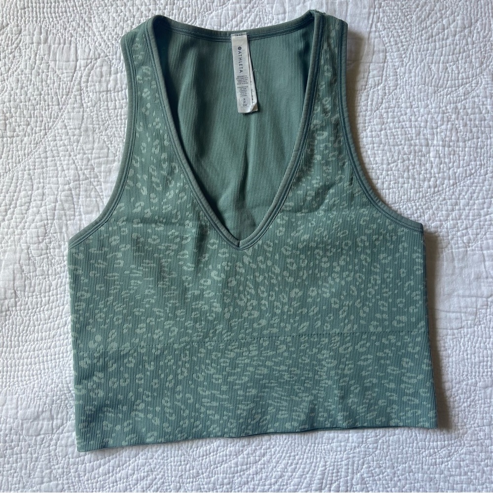 Athleta Aurora crop tank • small • v neck